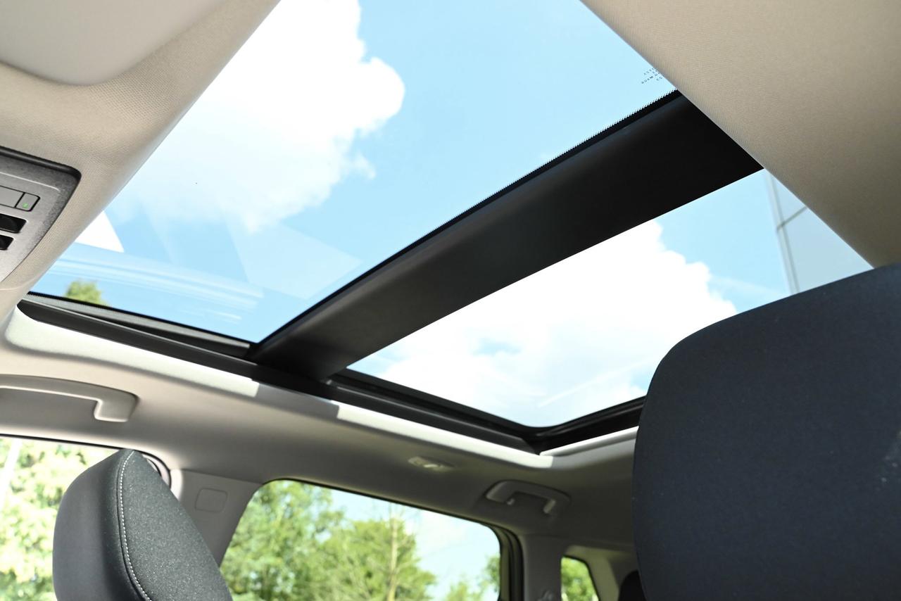 2025 Nissan Rogue SV PREMIUM   LEATHER   360 CAM/ POWER LIFTGATE Photo