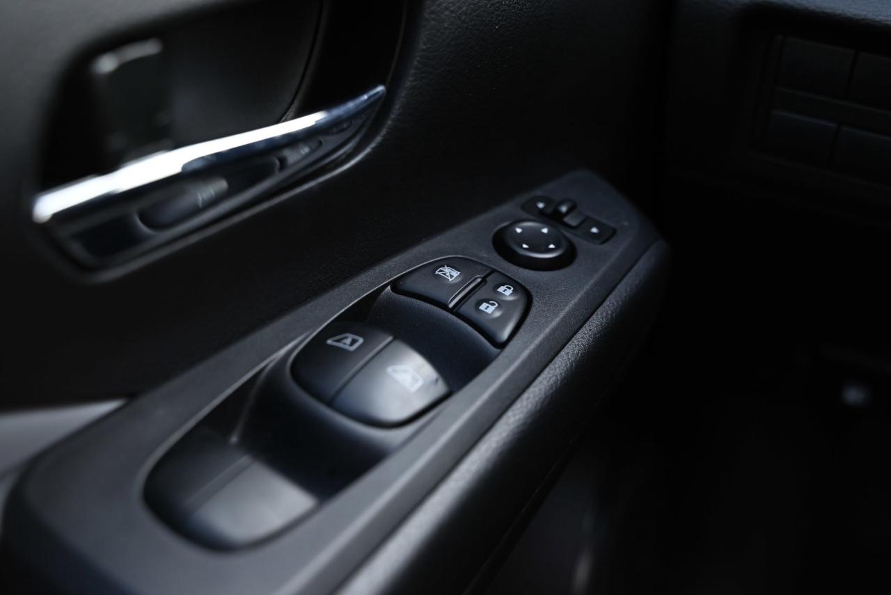 2024 Nissan Kicks SR PKG/ Leather/ ONLY 5000 KILO WOW! Photo