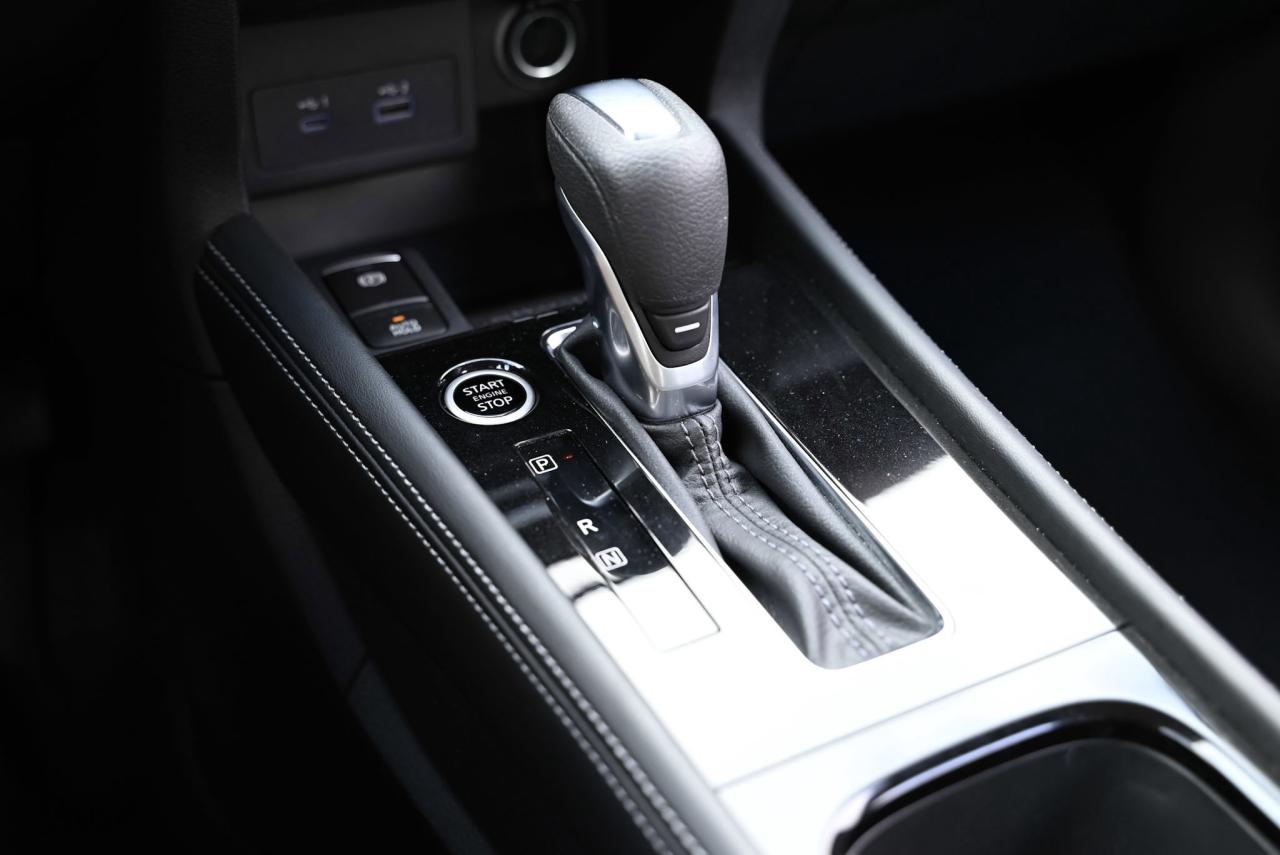 2024 Nissan Kicks SR PKG/ Leather/ ONLY 5000 KILO WOW! Photo