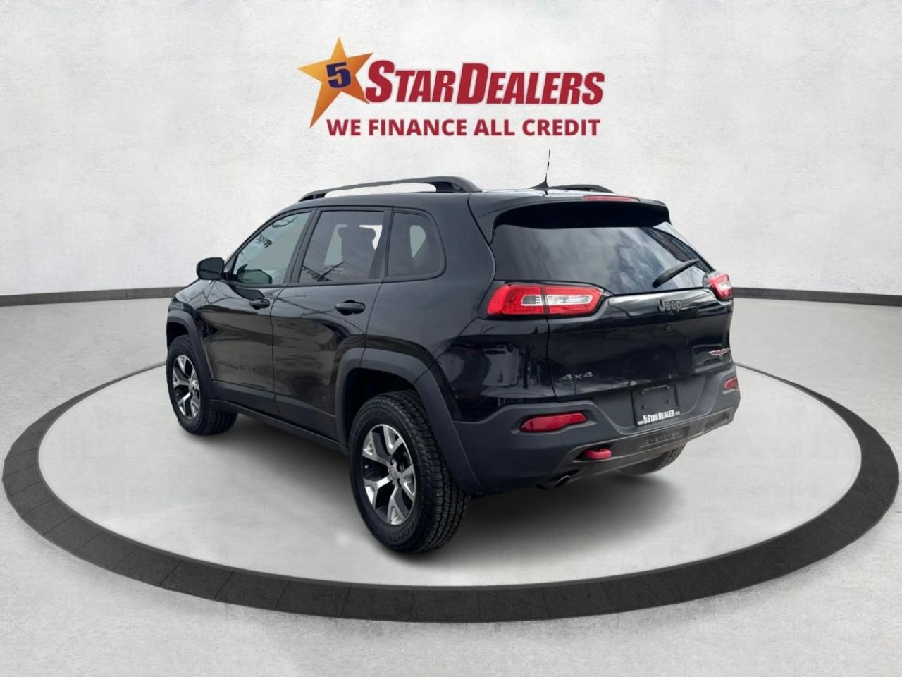 2016 Jeep Cherokee LEATHER PANO ROOF HEATED SEATS REAR CAM LOADED! Photo4