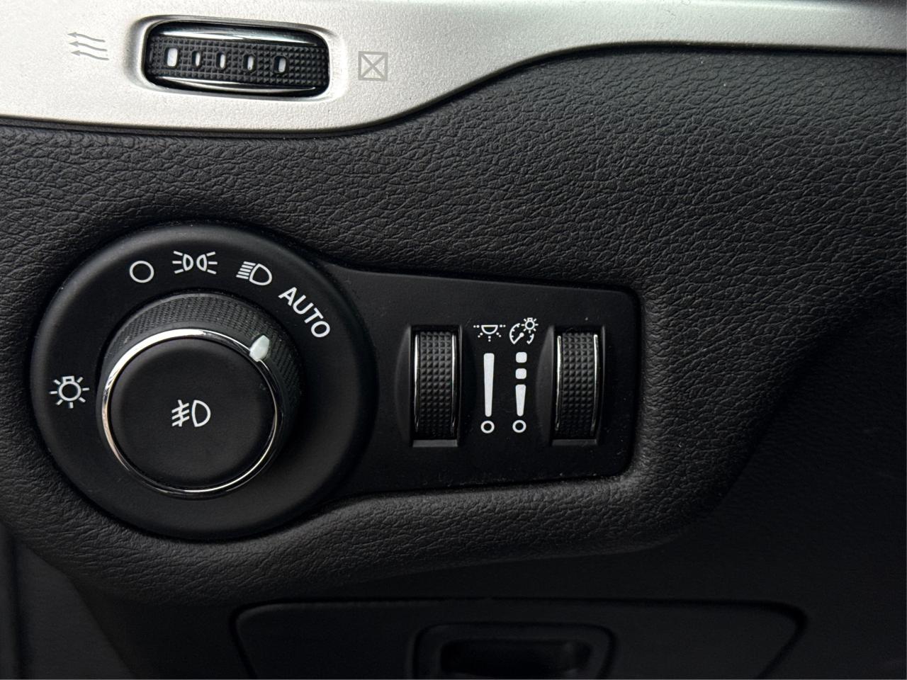 2016 Jeep Cherokee LEATHER PANO ROOF HEATED SEATS REAR CAM LOADED! Photo