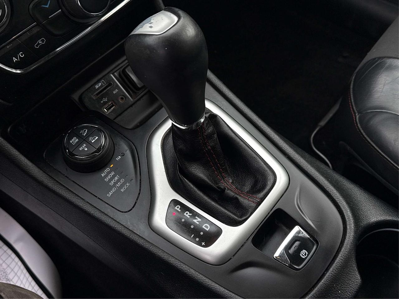 2016 Jeep Cherokee 4WD Trailhawk CERTIFIED LEATHER PANOWE FINANCE Photo