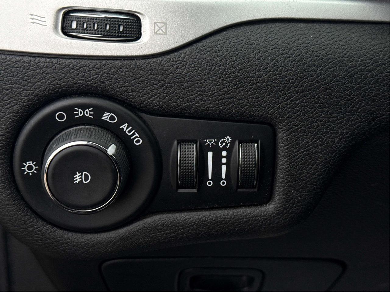 2016 Jeep Cherokee 4WD Trailhawk CERTIFIED LEATHER PANOWE FINANCE Photo