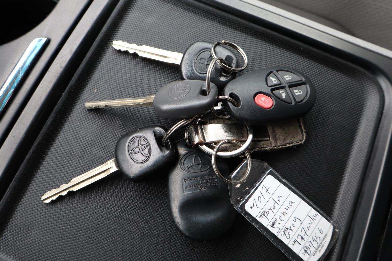 2017 Toyota Sienna LE 8-Passenger   No Accident   Safety Certified Photo