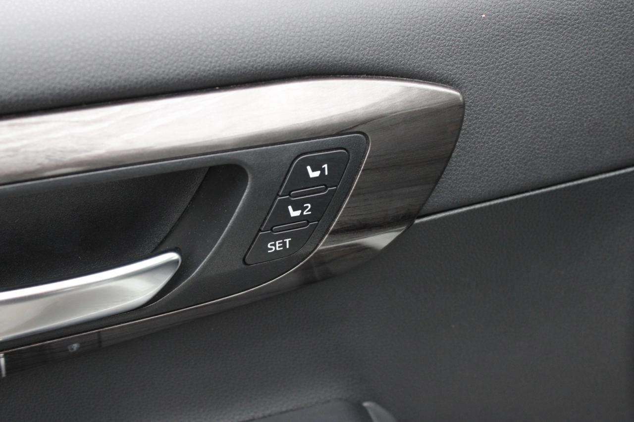 2020 Toyota Highlander Limited AWD   No Accident   Clean Carfax Photo