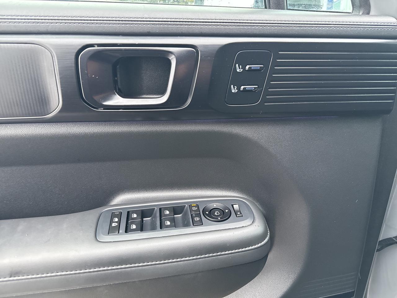 2024 Hyundai Santa Fe Pwr Roof Navi Leather Apple Carplay Photo