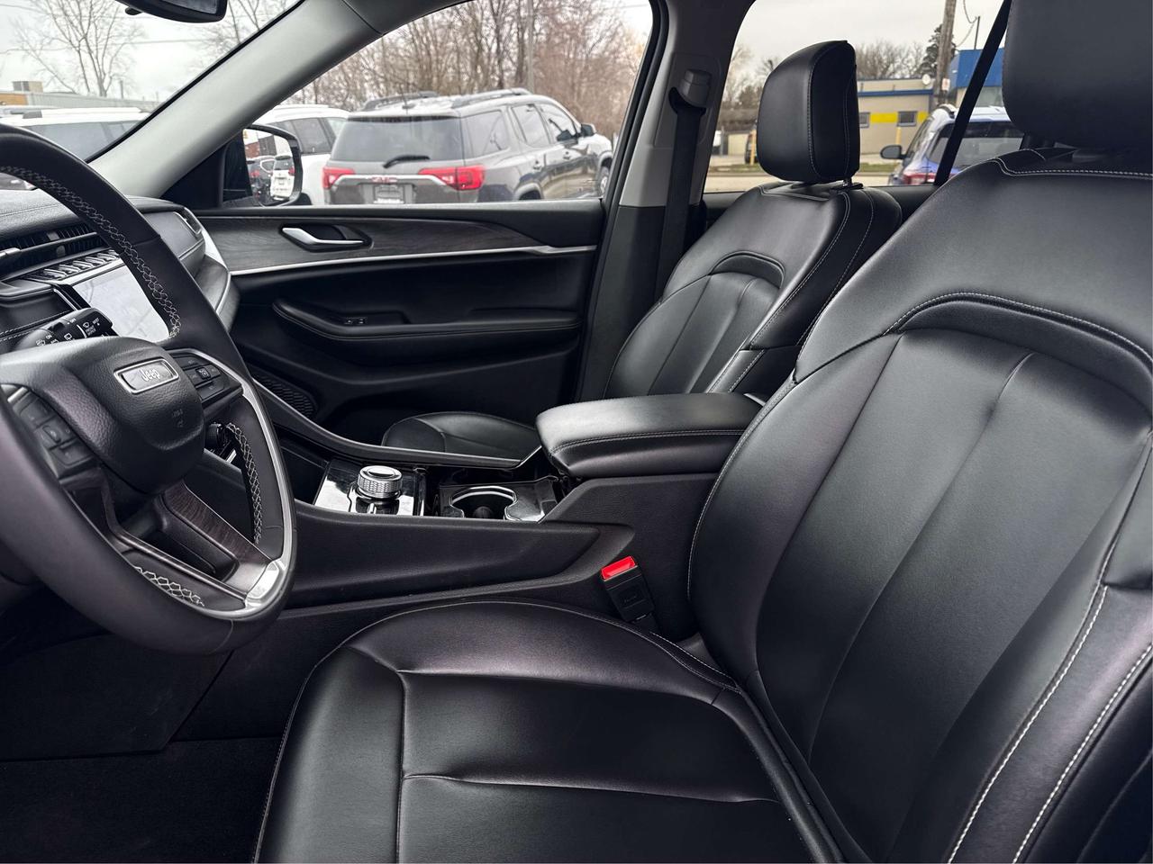 2023 Jeep Grand Cherokee NAV LEATHER VERY CLEAN ! WE FINANCE ALL CREDIT! Photo