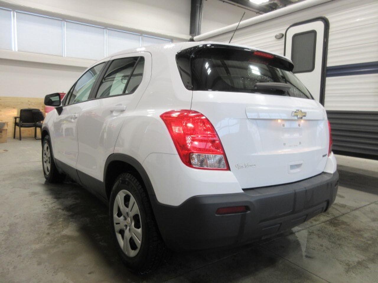 2016 Chevrolet Trax CLEAN CARFAX, LS, AUTO, A/C, JUST 93K! Photo4