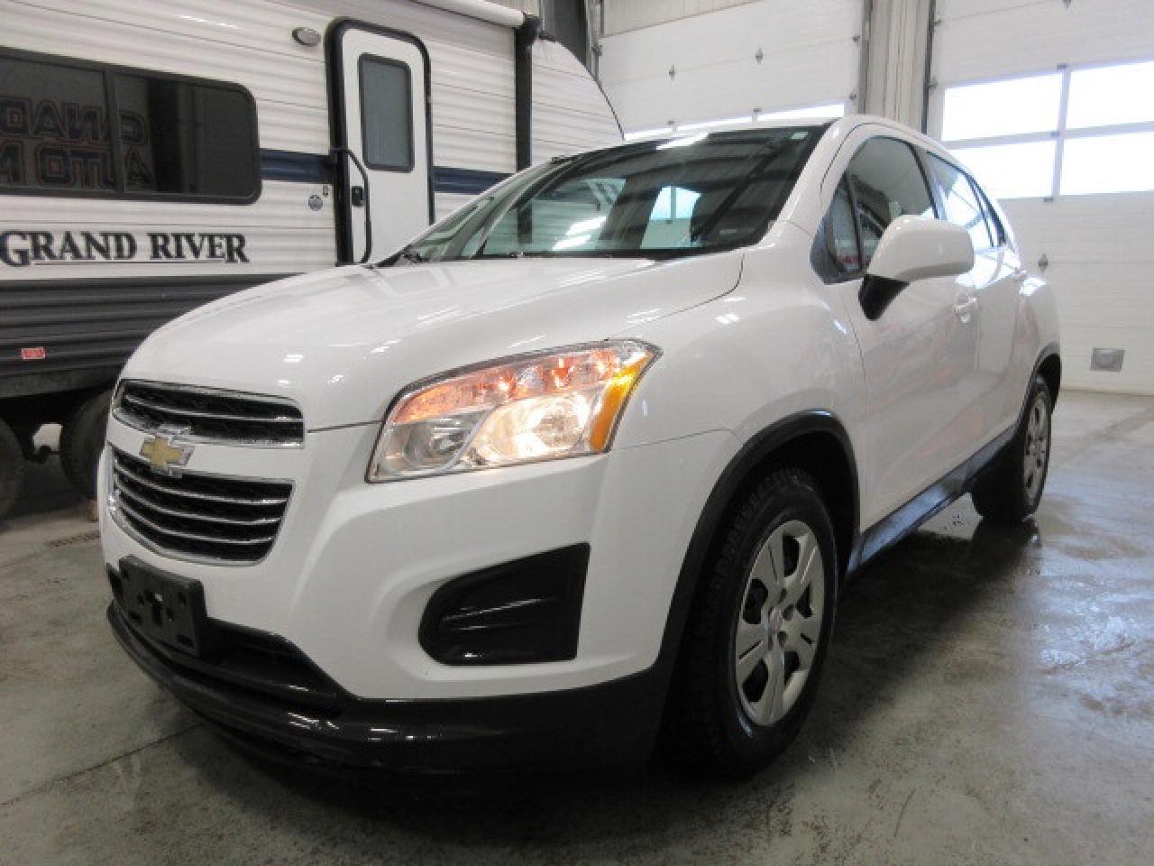 2016 Chevrolet Trax CLEAN CARFAX, LS, AUTO, A/C, JUST 93K! Photo3