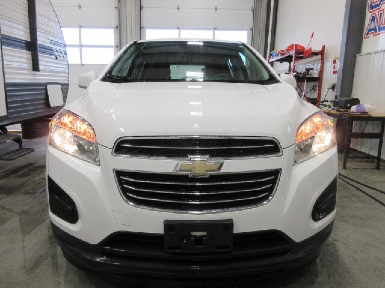 2016 Chevrolet Trax CLEAN CARFAX, LS, AUTO, A/C, JUST 93K! Photo2