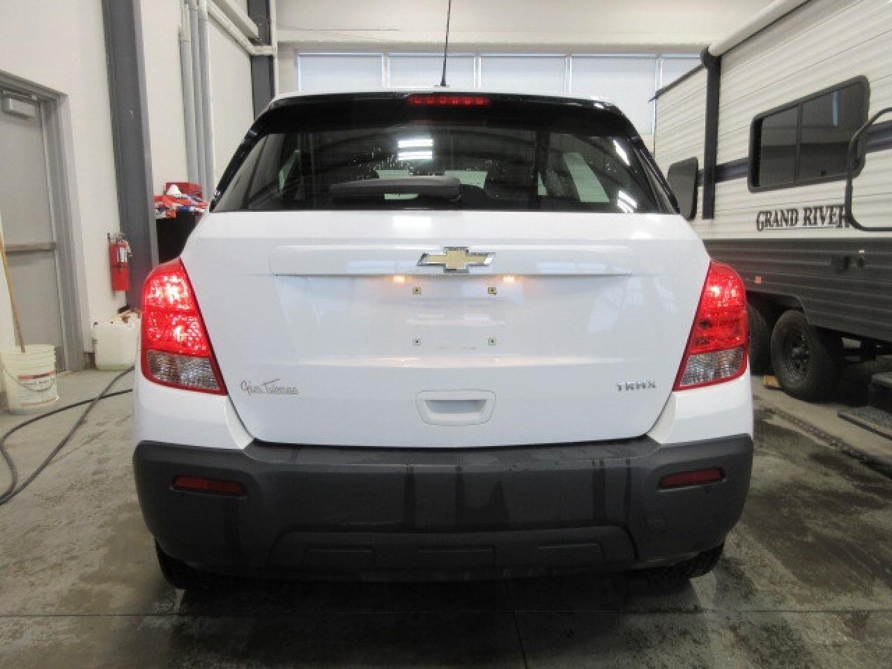 2016 Chevrolet Trax CLEAN CARFAX, LS, AUTO, A/C, JUST 93K! Photo