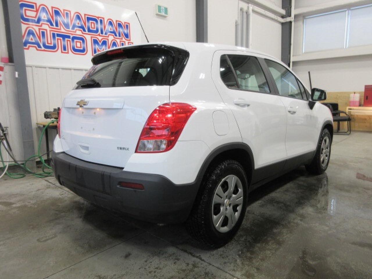 2016 Chevrolet Trax CLEAN CARFAX, LS, AUTO, A/C, JUST 93K! Photo