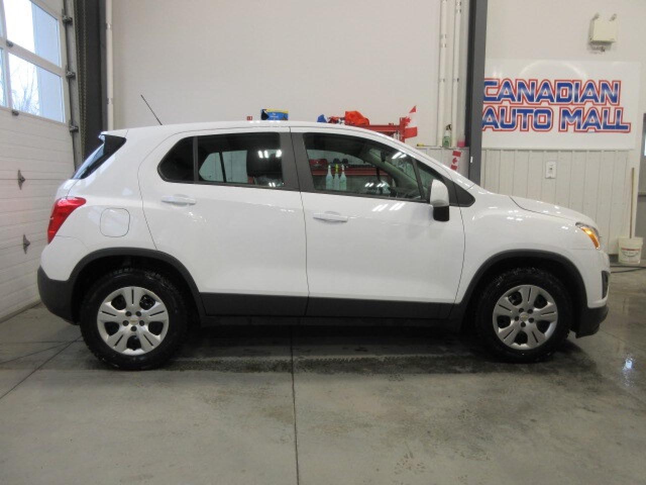 2016 Chevrolet Trax CLEAN CARFAX, LS, AUTO, A/C, JUST 93K! Photo