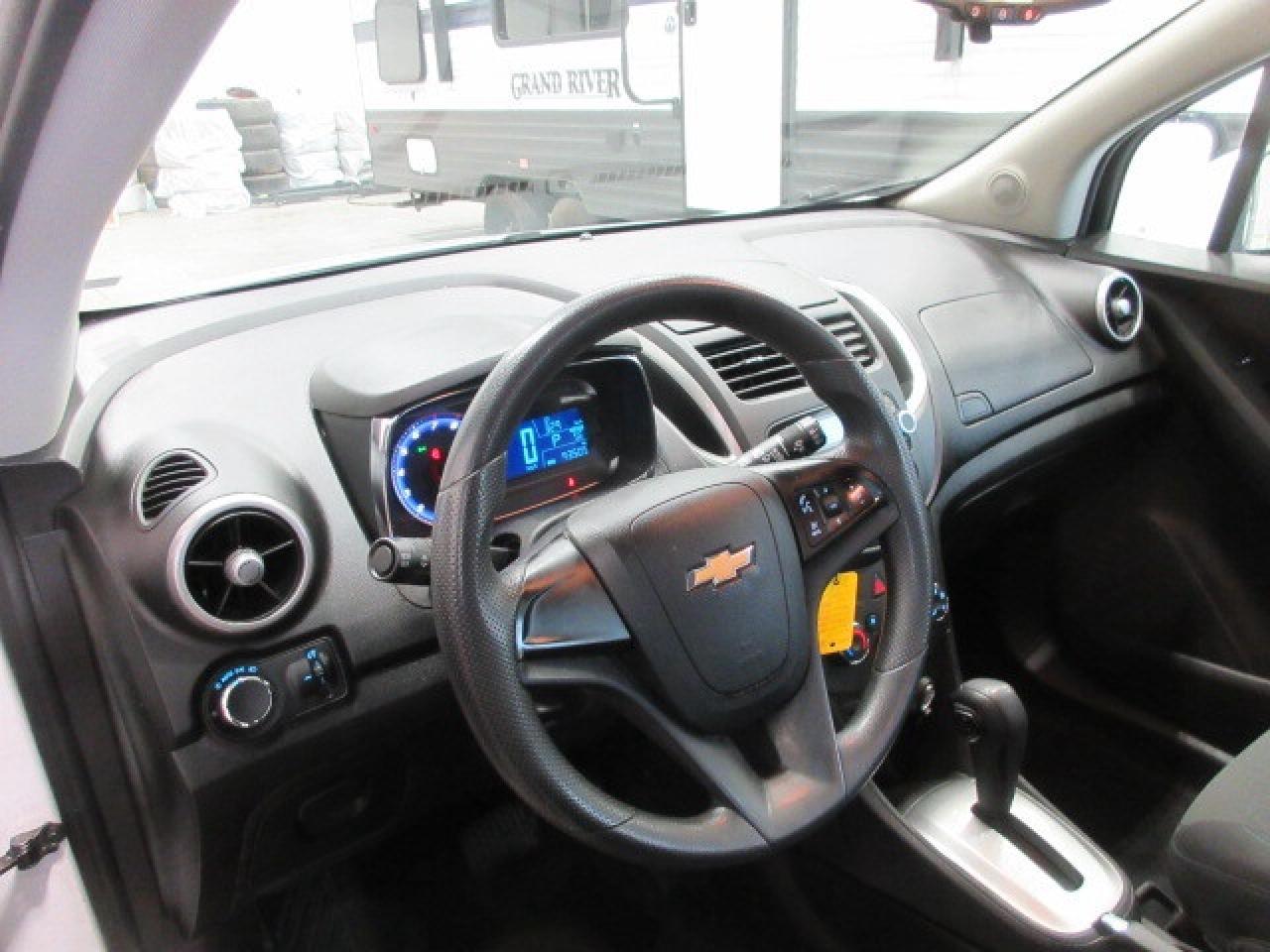 2016 Chevrolet Trax CLEAN CARFAX, LS, AUTO, A/C, JUST 93K! Photo