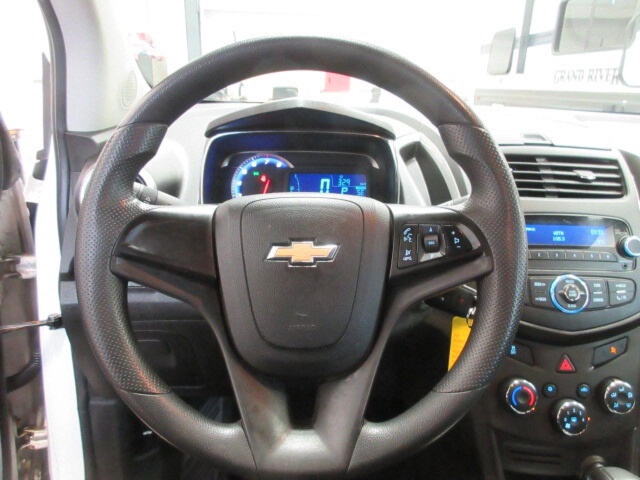 2016 Chevrolet Trax CLEAN CARFAX, LS, AUTO, A/C, JUST 93K! Photo