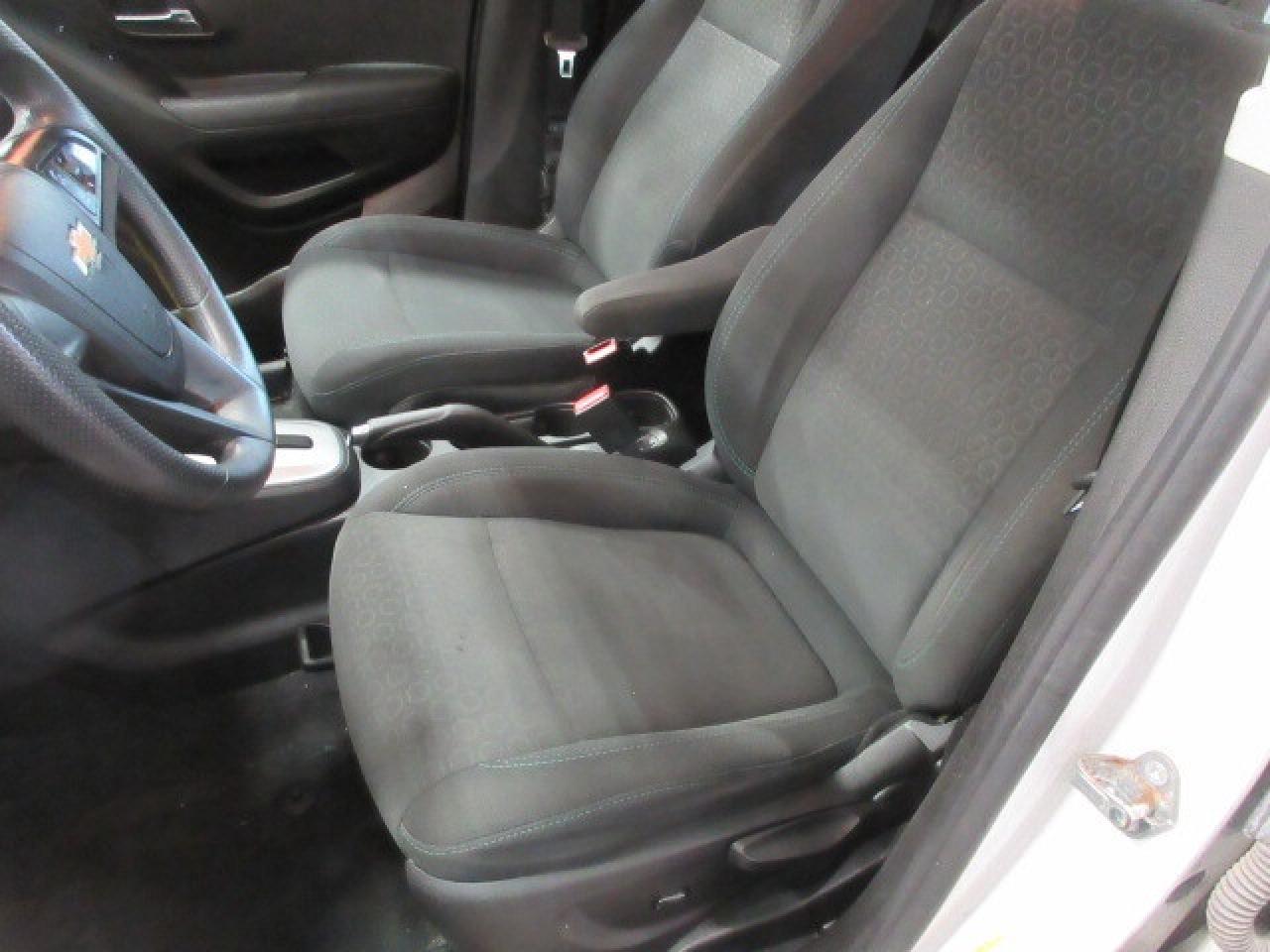 2016 Chevrolet Trax CLEAN CARFAX, LS, AUTO, A/C, JUST 93K! Photo