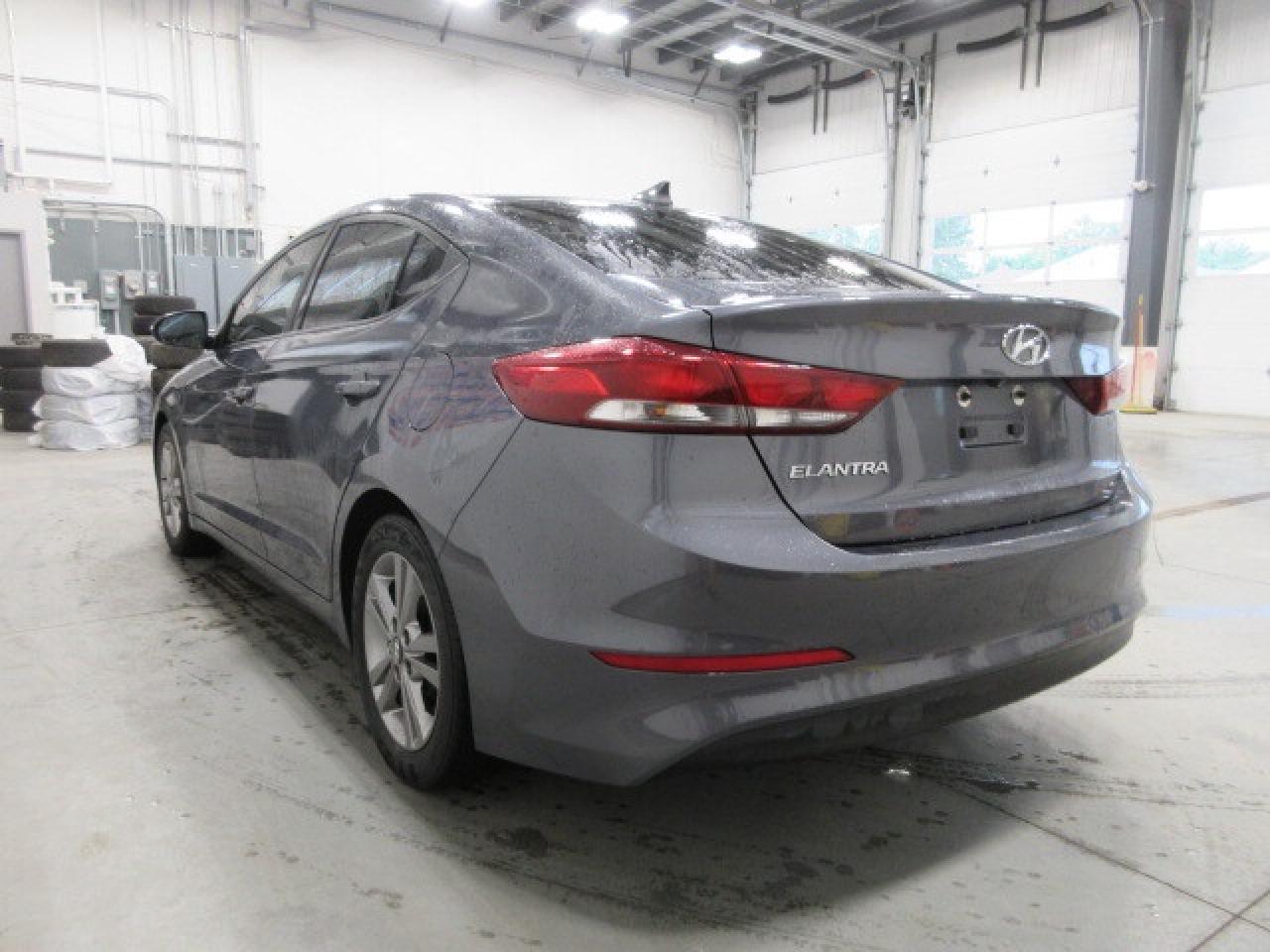 2017 Hyundai Elantra GL, AUTO, A/C, ALLOYS, APPLE/ANDROID, CAMERA, 82K! Photo