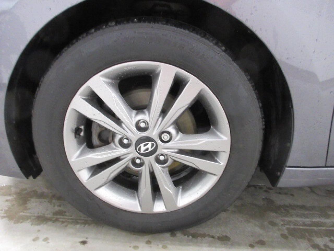 2017 Hyundai Elantra GL, AUTO, A/C, ALLOYS, APPLE/ANDROID, CAMERA, 82K! Photo