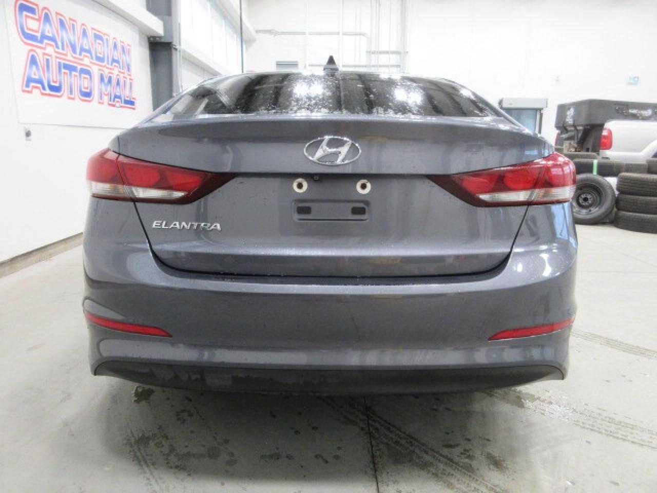 2017 Hyundai Elantra GL, AUTO, A/C, ALLOYS, APPLE/ANDROID, CAMERA, 82K! Photo