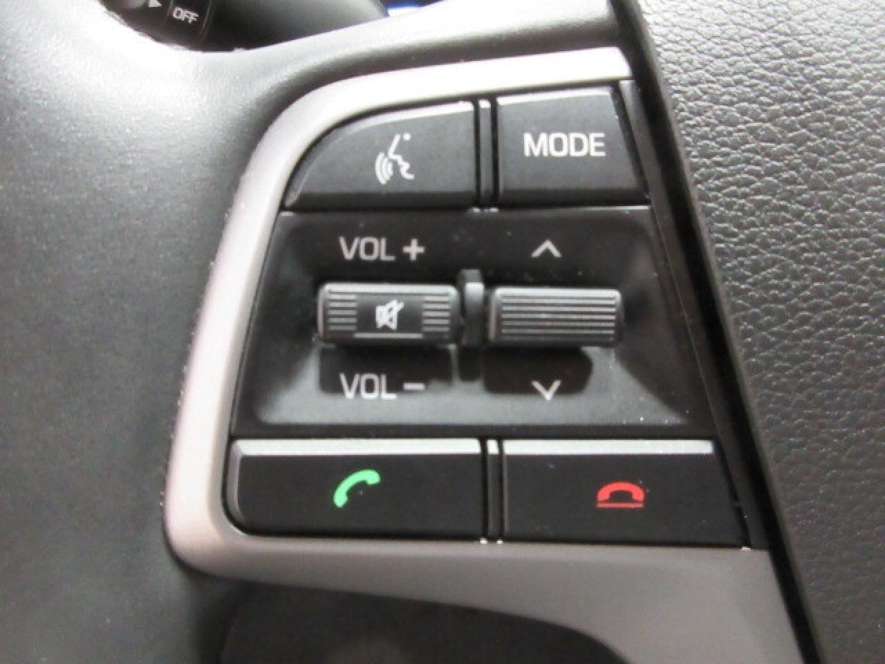 2017 Hyundai Elantra GL, AUTO, A/C, ALLOYS, APPLE/ANDROID, CAMERA, 82K! Photo