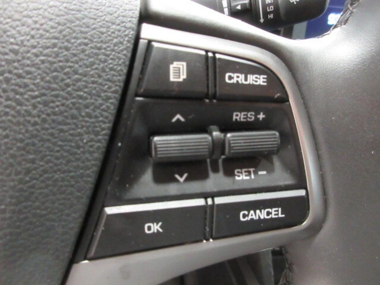 2017 Hyundai Elantra GL, AUTO, A/C, ALLOYS, APPLE/ANDROID, CAMERA, 82K! Photo