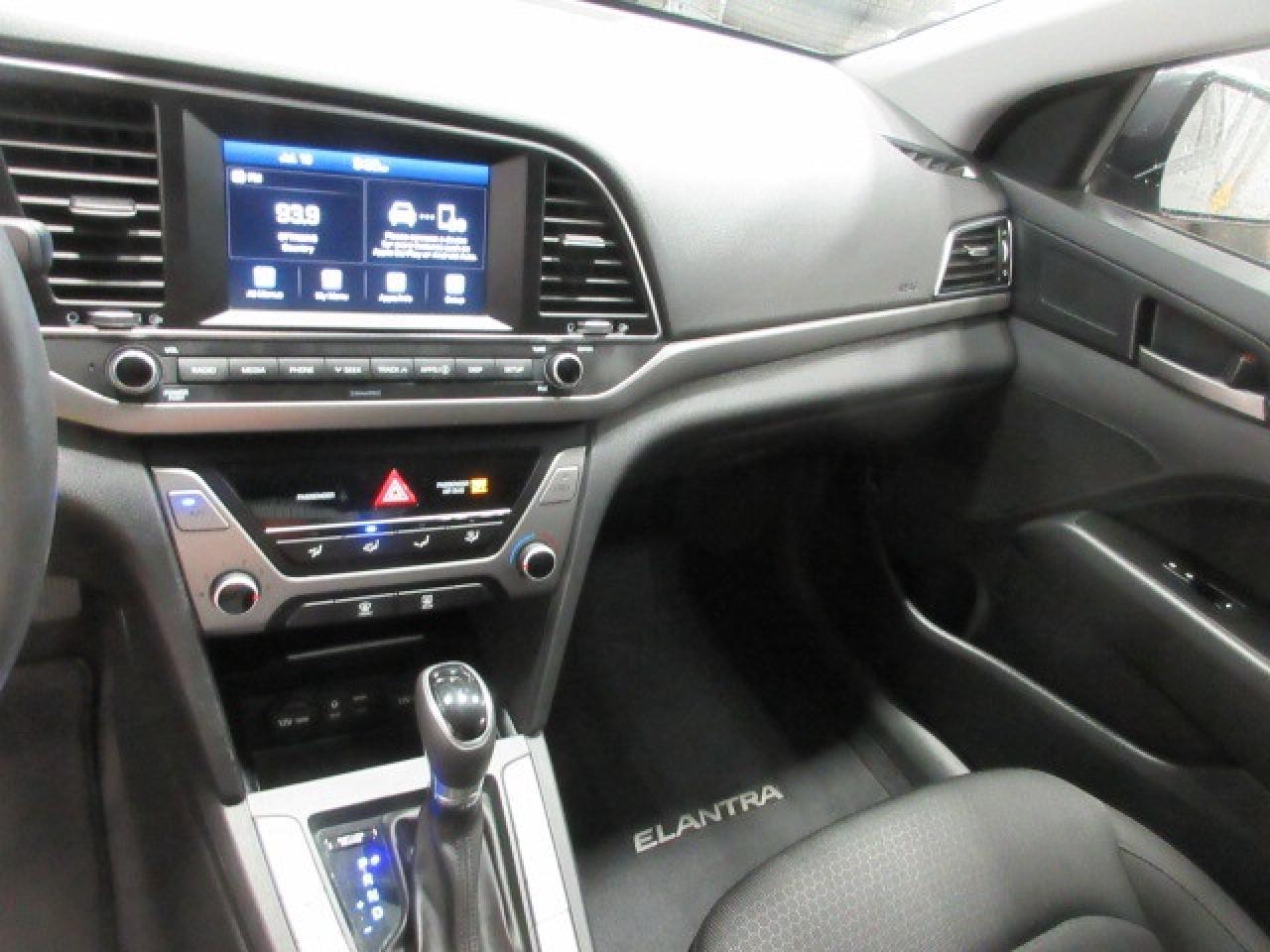 2017 Hyundai Elantra GL, AUTO, A/C, ALLOYS, APPLE/ANDROID, CAMERA, 82K! Photo