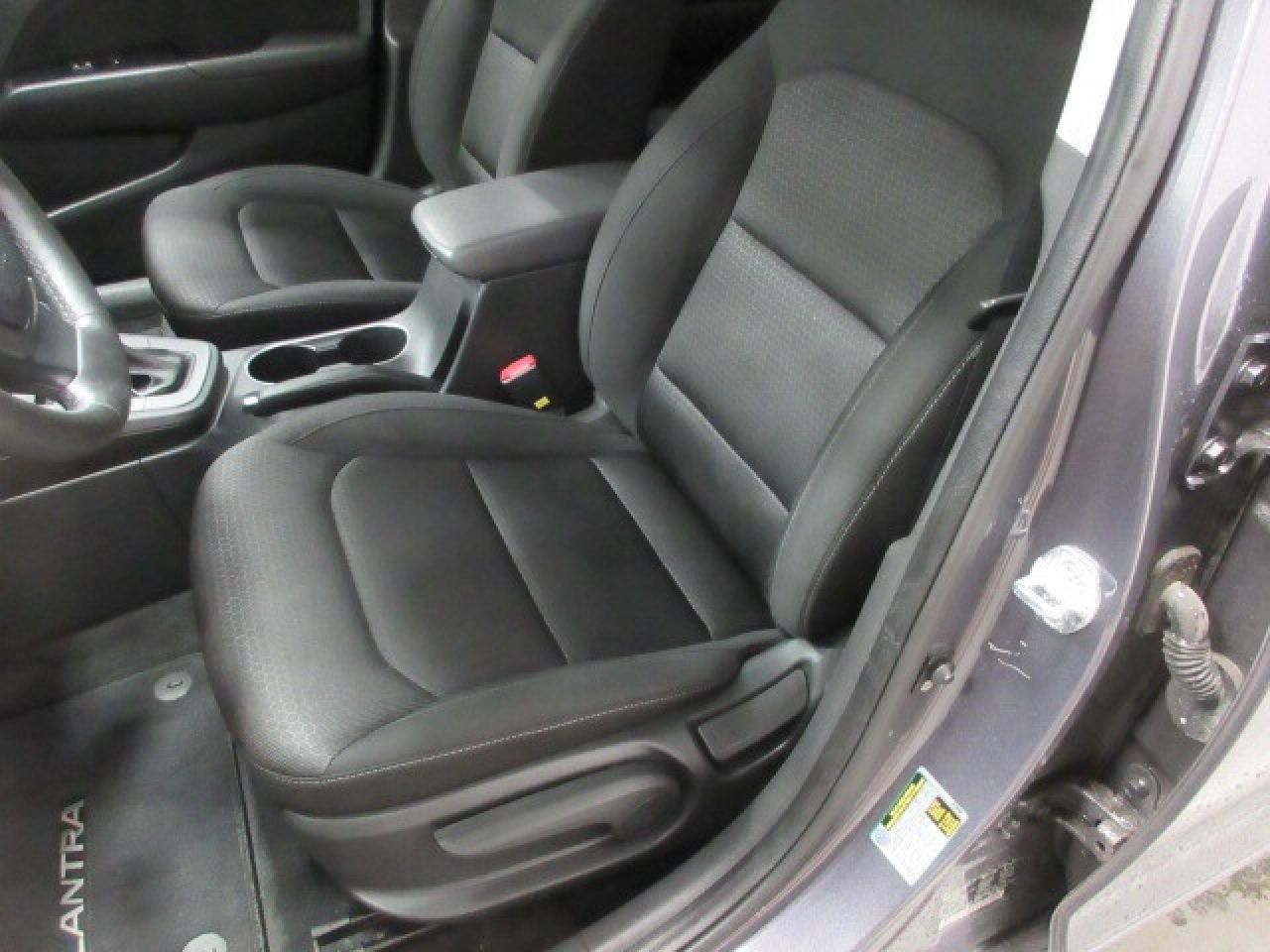 2017 Hyundai Elantra GL, AUTO, A/C, ALLOYS, APPLE/ANDROID, CAMERA, 82K! Photo