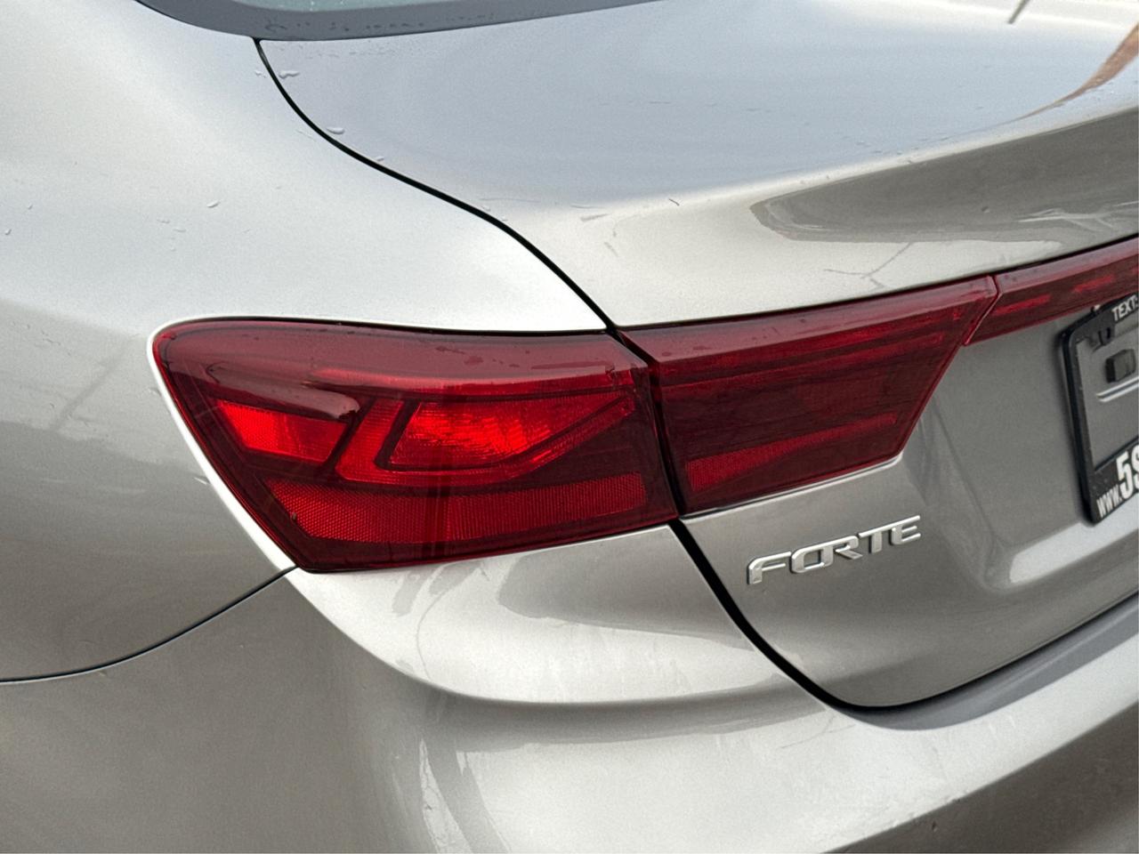 2022 Kia Forte EX IVT HEATED SEATS CLEAN! WE FINANCE ALL CREDIT Photo