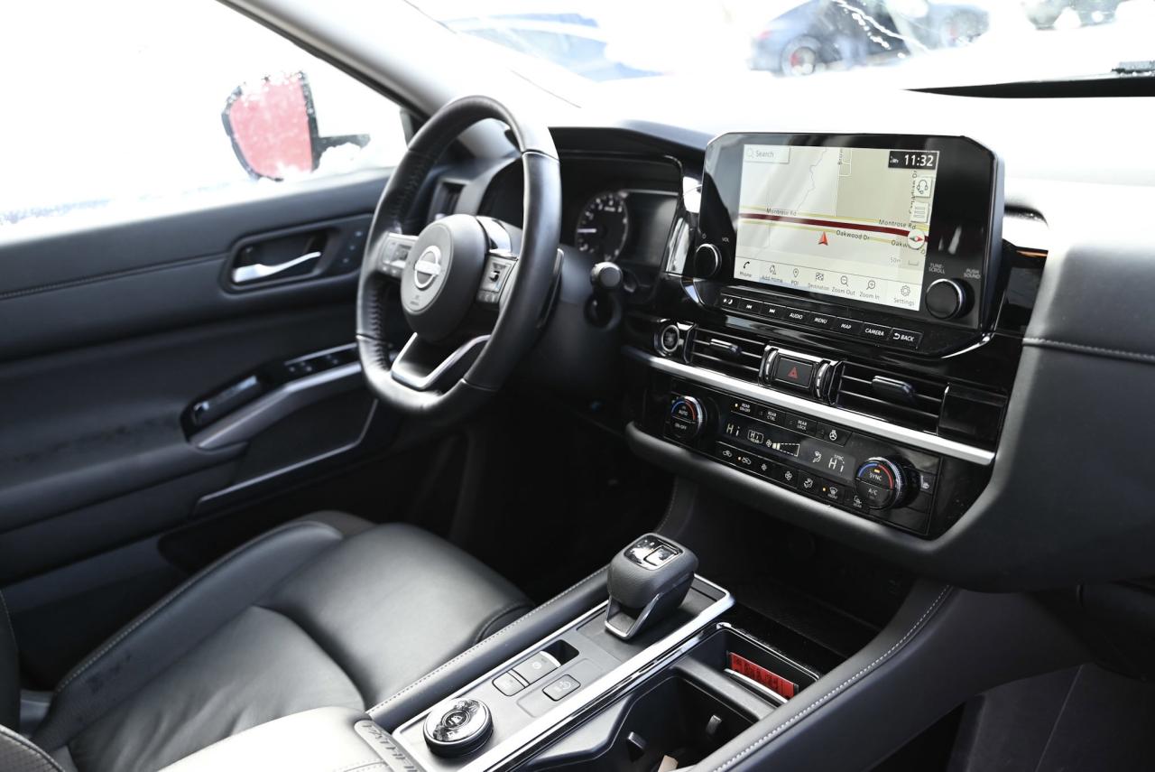 2024 Nissan Pathfinder SL / LEATHER / NAVIGATION / PANO ROOF Photo