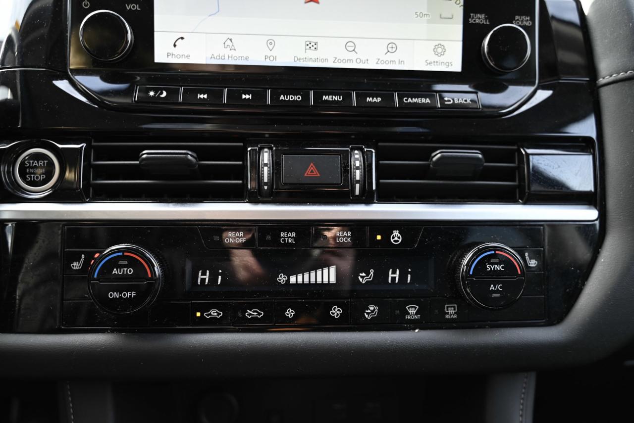 2024 Nissan Pathfinder SL / LEATHER / NAVIGATION / PANO ROOF Photo