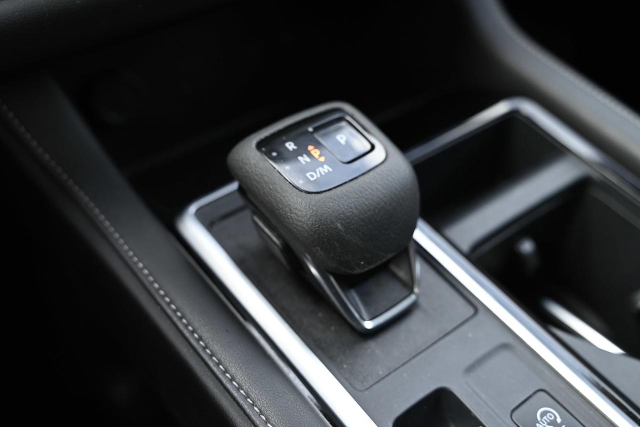 2024 Nissan Pathfinder SL / LEATHER / NAVIGATION / PANO ROOF Photo