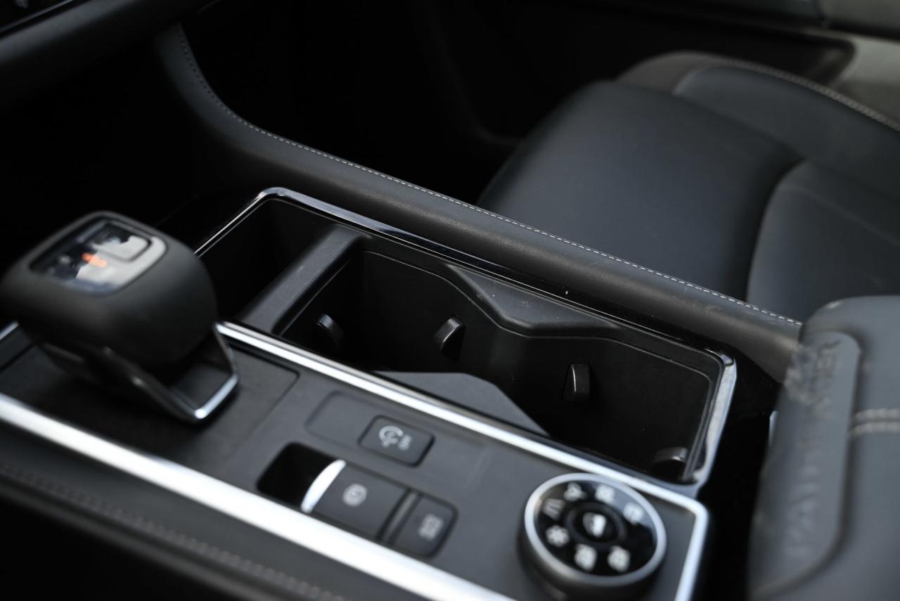 2024 Nissan Pathfinder SL / LEATHER / NAVIGATION / PANO ROOF Photo