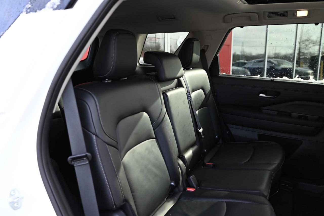 2024 Nissan Pathfinder SL / LEATHER / NAVIGATION / PANO ROOF Photo
