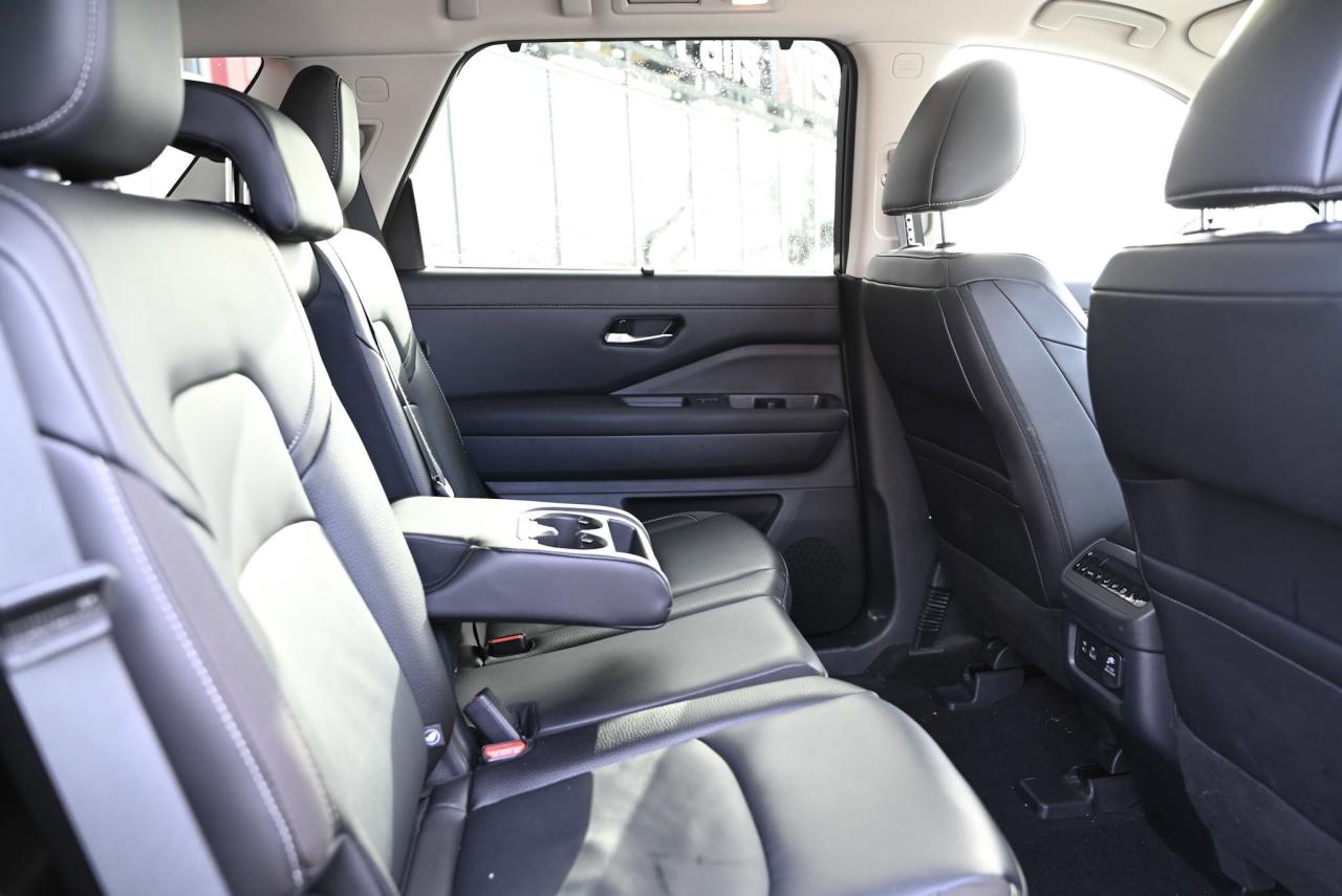 2024 Nissan Pathfinder SL / 8 RIDER /LEATHER/ NAVIGATION / PANO ROOF Photo