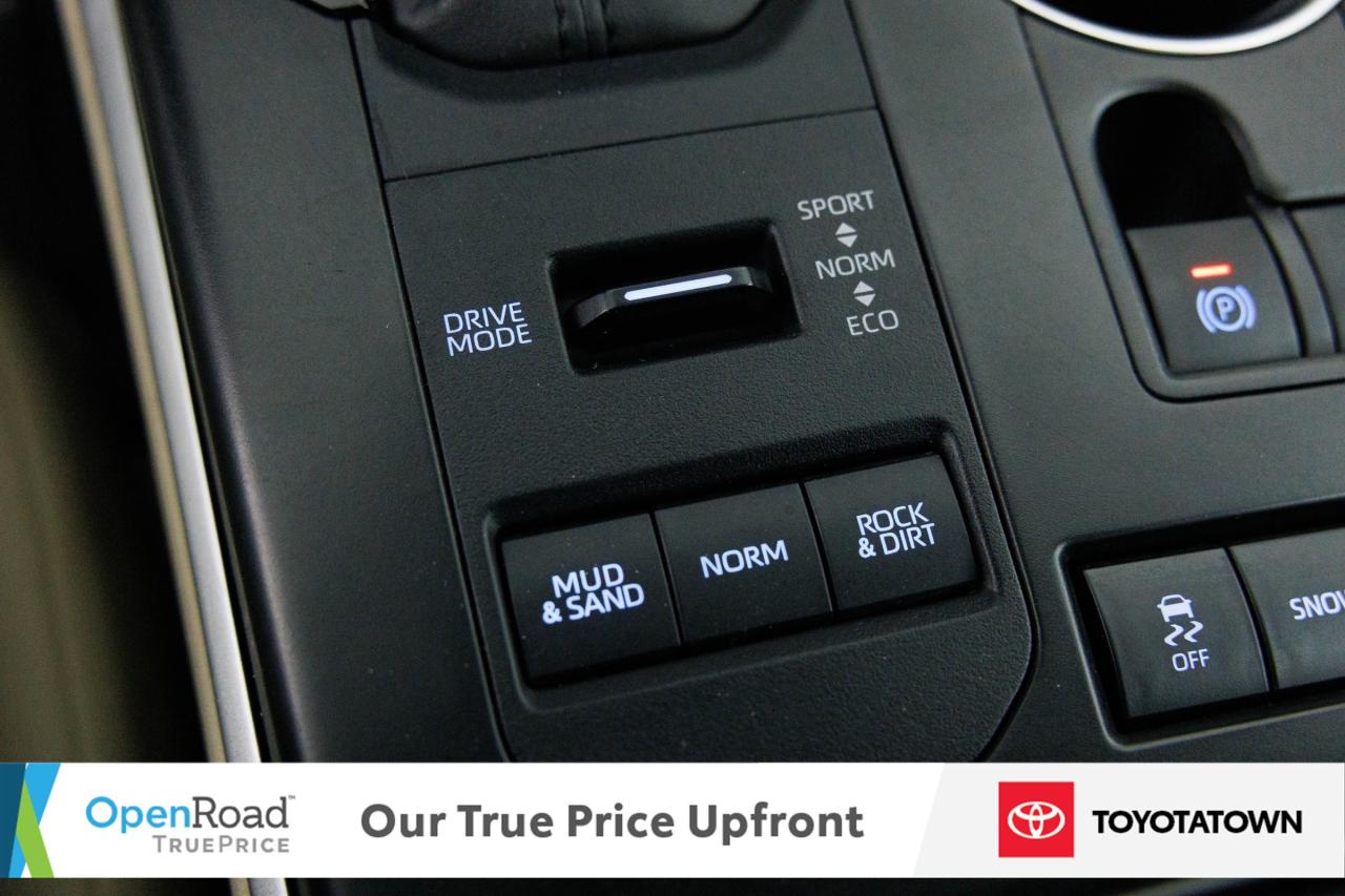 2020 Toyota Highlander XLE! ACCIDENT FREE! ELIGIBLE FOR OPEN ROAD LEASING Photo