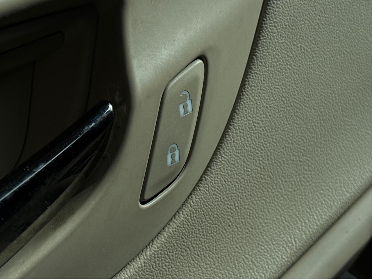 2016 Buick LaCrosse HEATED SEATS REAR CAM CLEAN WE FINANCE ALL CREDIT! Photo