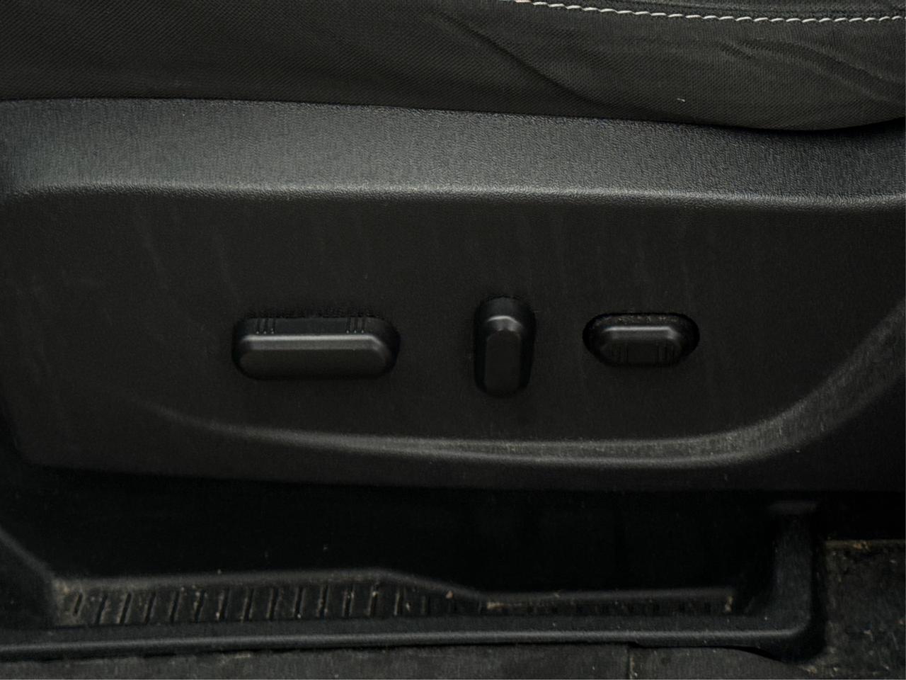 2015 Ford Escape FWD 4dr SE NAV CLEAN! WE FINANCE ALL CREDIT! Photo