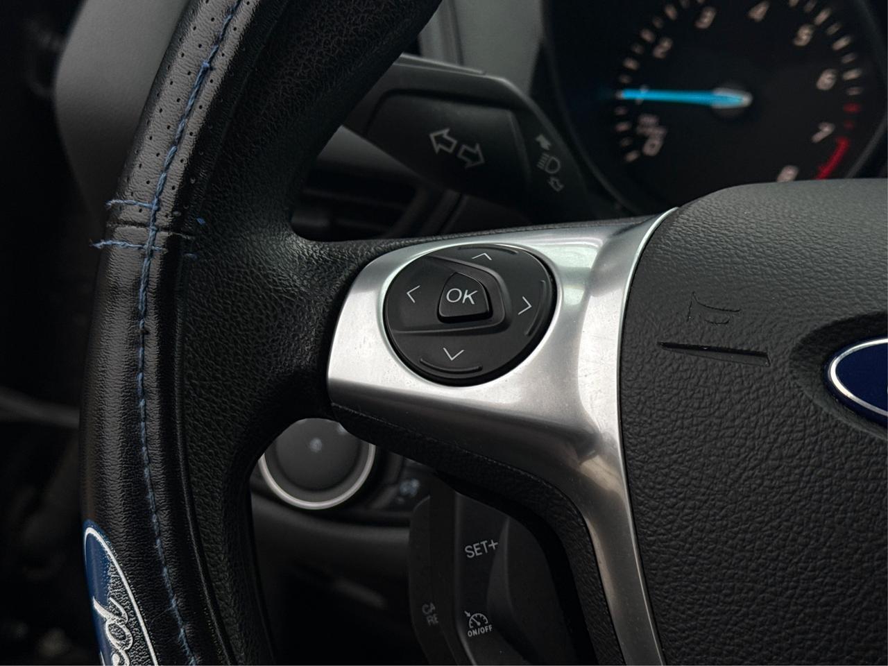 2015 Ford Escape FWD 4dr SE NAV CLEAN! WE FINANCE ALL CREDIT! Photo