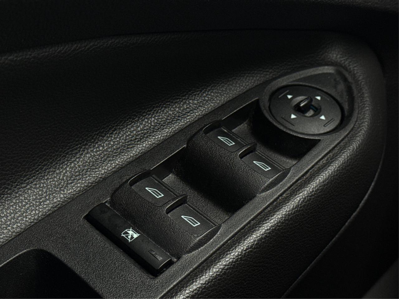 2015 Ford Escape FWD 4dr SE NAV CLEAN! WE FINANCE ALL CREDIT! Photo