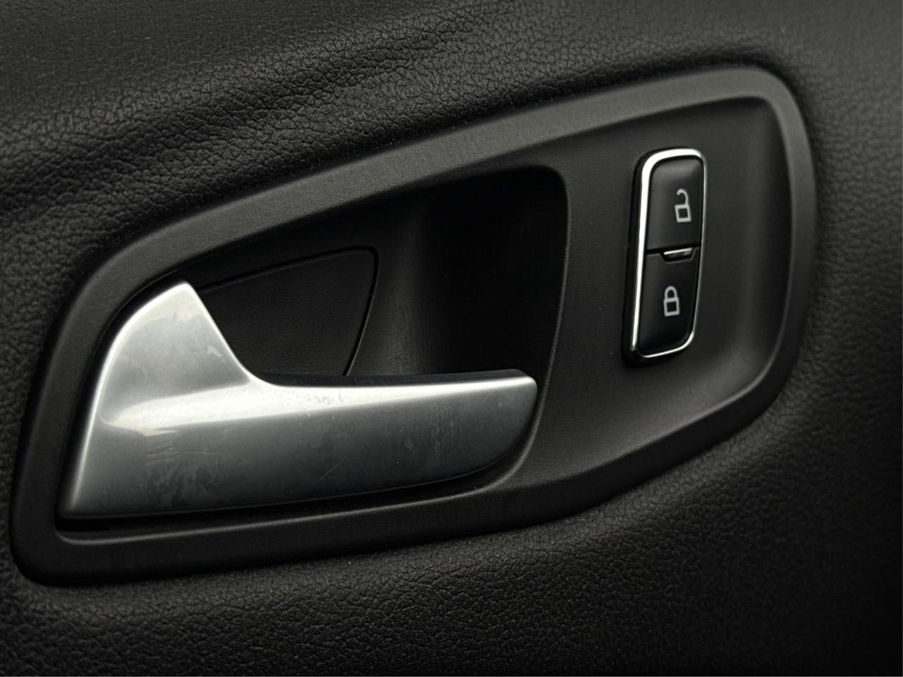 2015 Ford Escape FWD 4dr SE NAV CLEAN! WE FINANCE ALL CREDIT! Photo