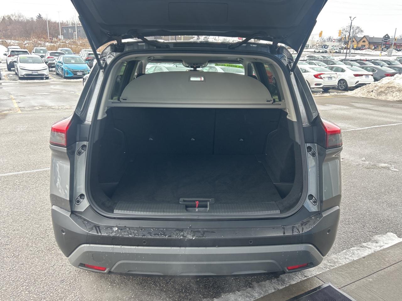 2023 Nissan Rogue SV MOONROOF Photo4