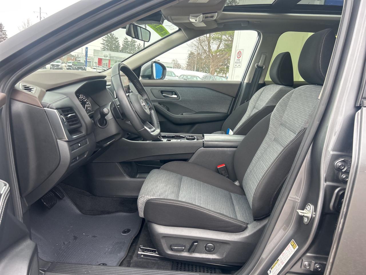 2023 Nissan Rogue SV   Panoramic Roof   Clean Carfax Photo