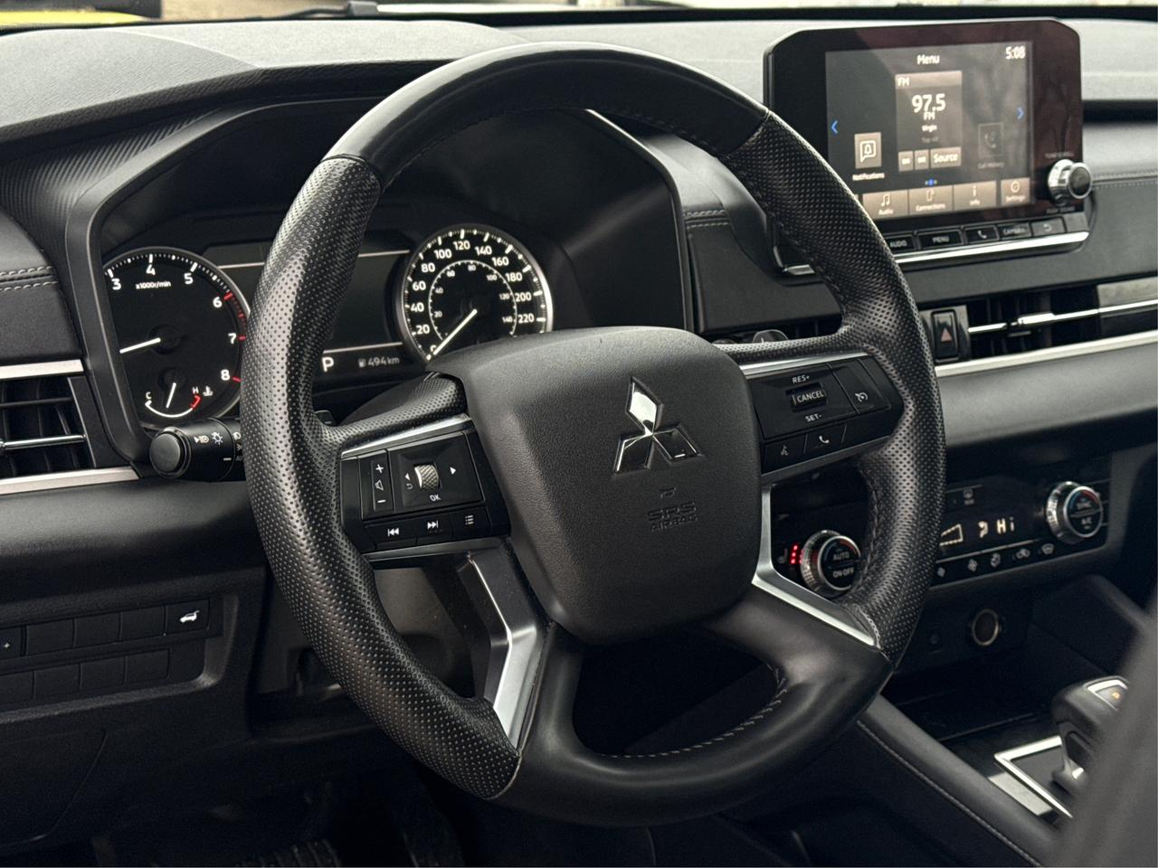 2024 Mitsubishi Outlander PANO ROOF 3 ROW SEATING WE FINANCE ALL CREDIT! Photo