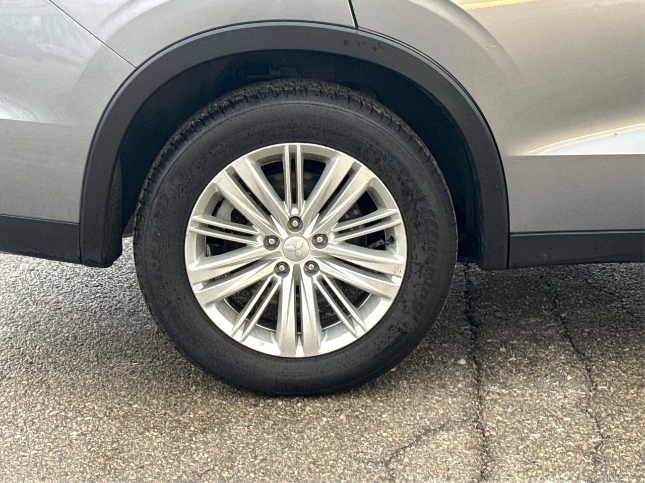 2024 Mitsubishi Outlander PANO ROOF 3 ROW SEATING WE FINANCE ALL CREDIT! Photo