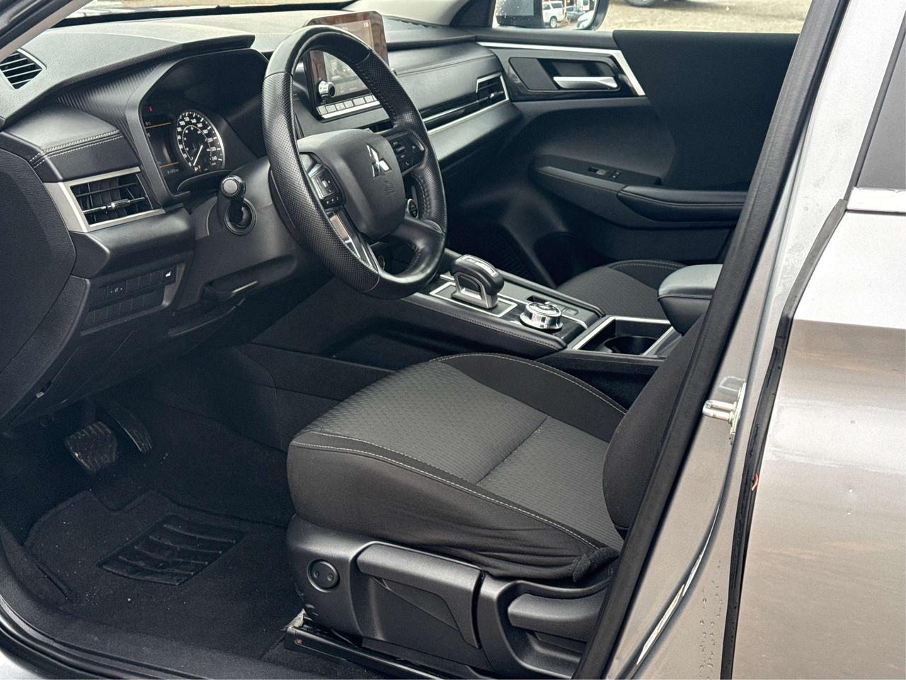2024 Mitsubishi Outlander PANO ROOF 3 ROW SEATING WE FINANCE ALL CREDIT! Photo