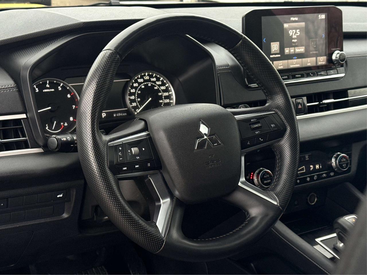 2024 Mitsubishi Outlander PANO ROOF 3 ROW SEATING WE FINANCE ALL CREDIT! Photo