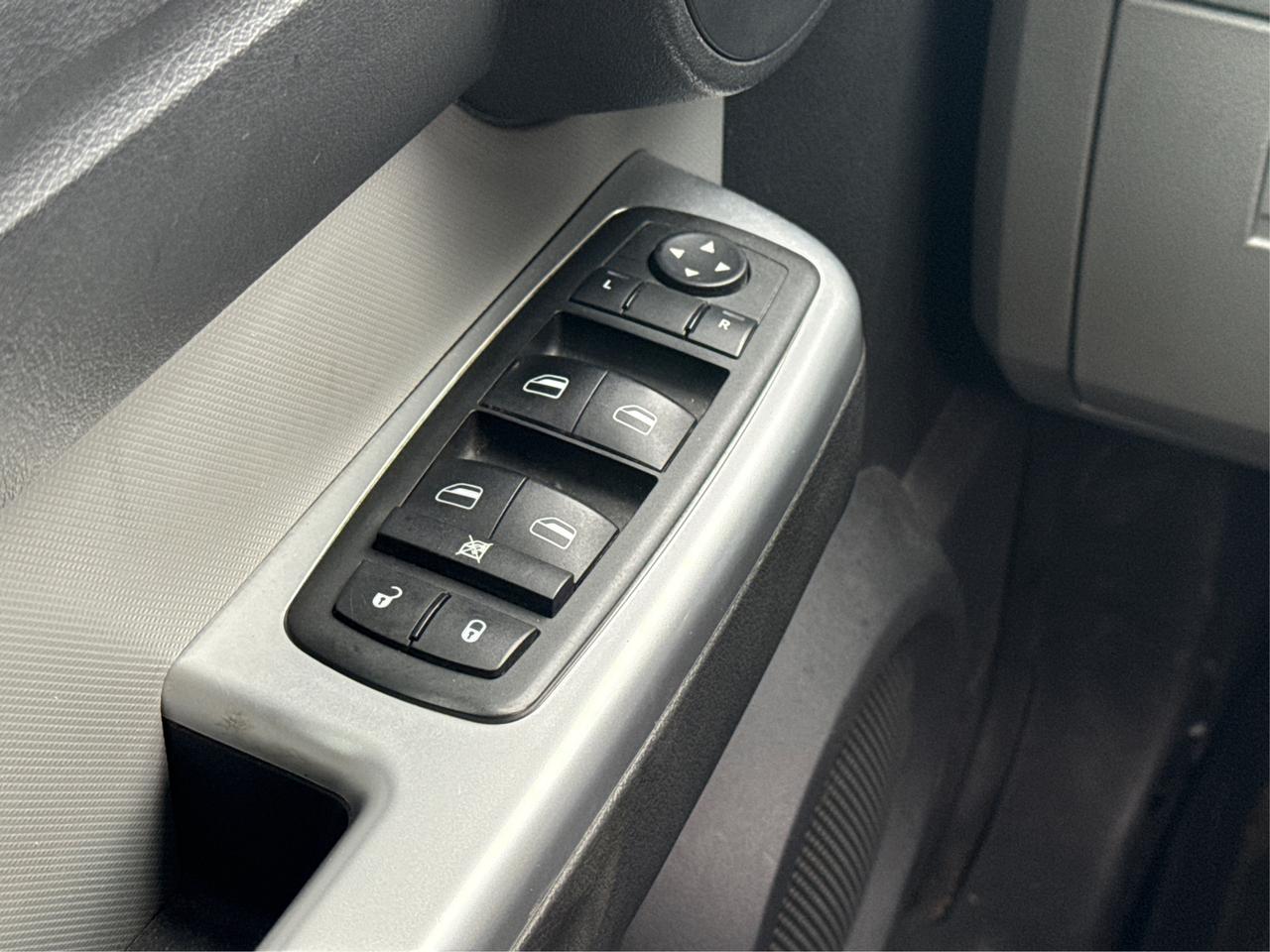 2010 Dodge Nitro NAV   ! WE FINANCE ALL CREDIT! Photo