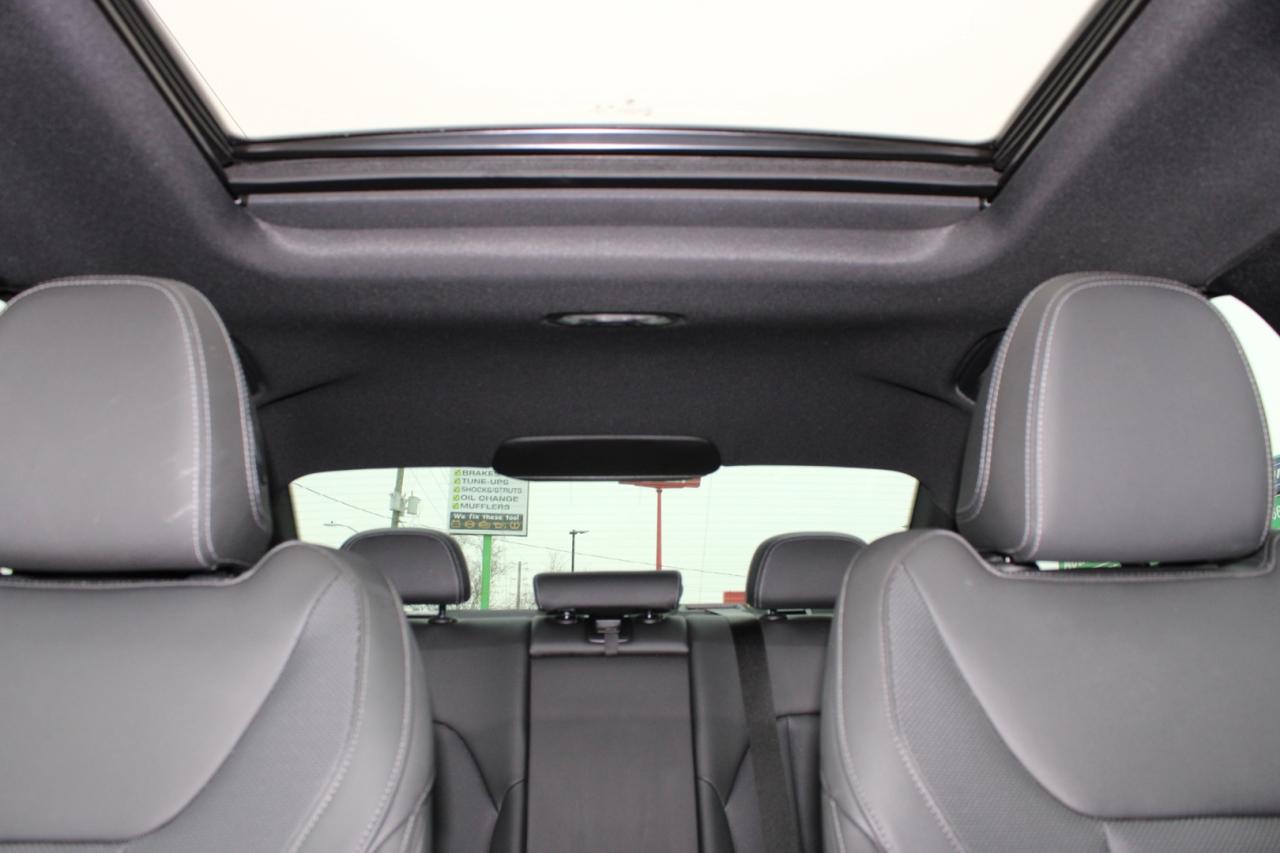 2023 BMW 3 Series 330i xDrive M Sport AWD No Accident $/Weekly Safet Photo