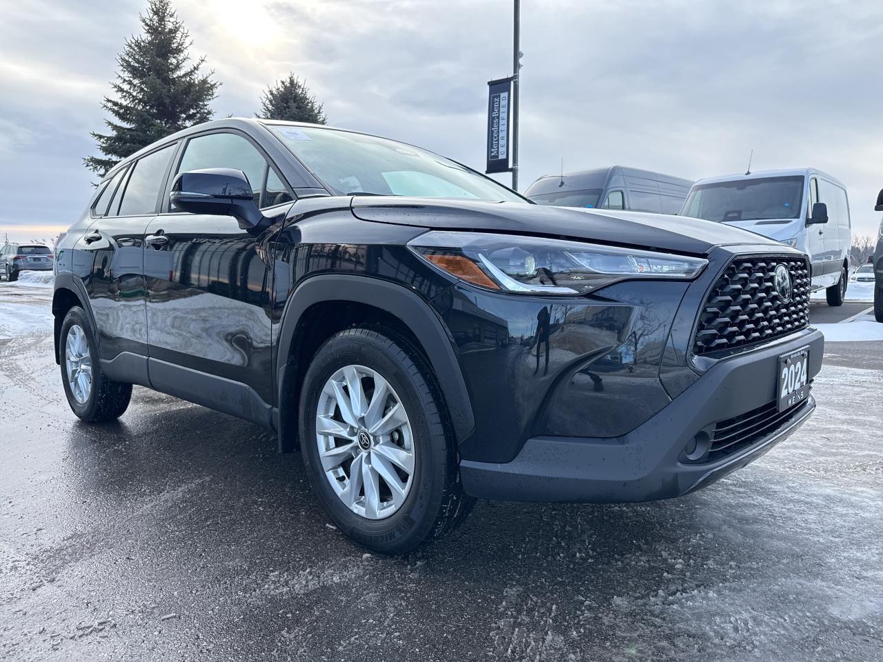 2024 Toyota Corolla Cross LE AWD Photo3