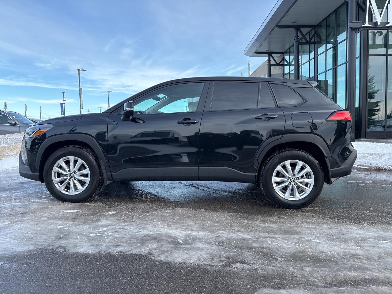 2024 Toyota Corolla Cross LE AWD Photo